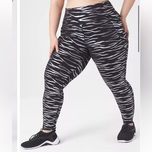 NWT Livi by lane Bryant  - Zebra Print Black and Silver 7/8 Leggings - 18/20